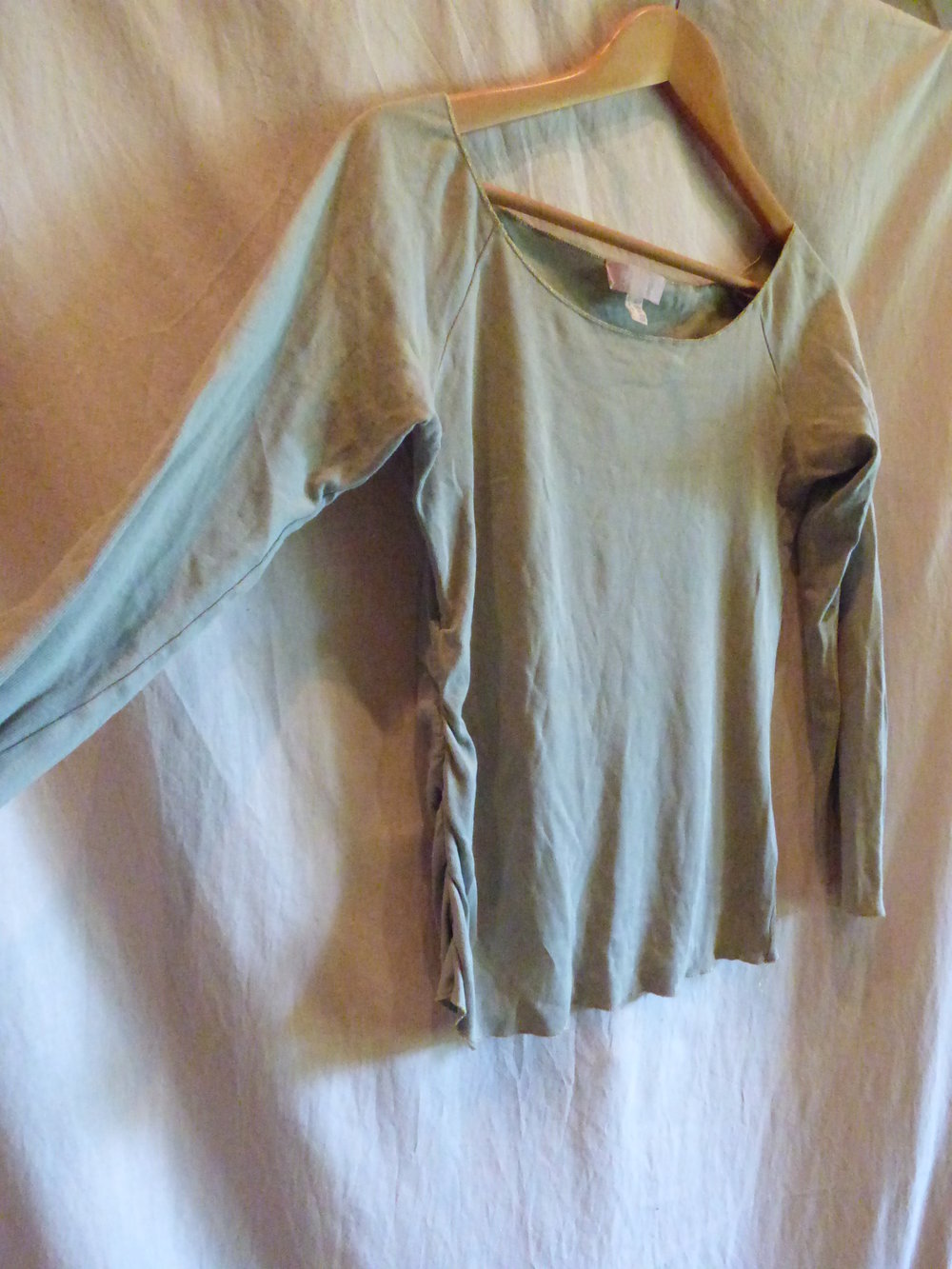 Hellblaues Shirt mit Goldrand