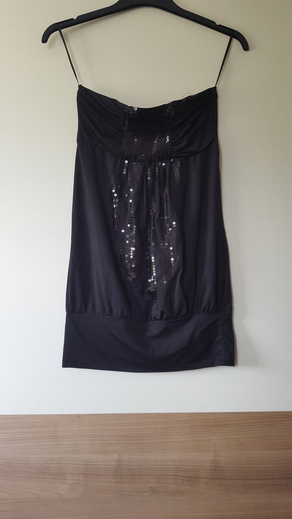 Schwarzes Bandeautop mit Pailetten