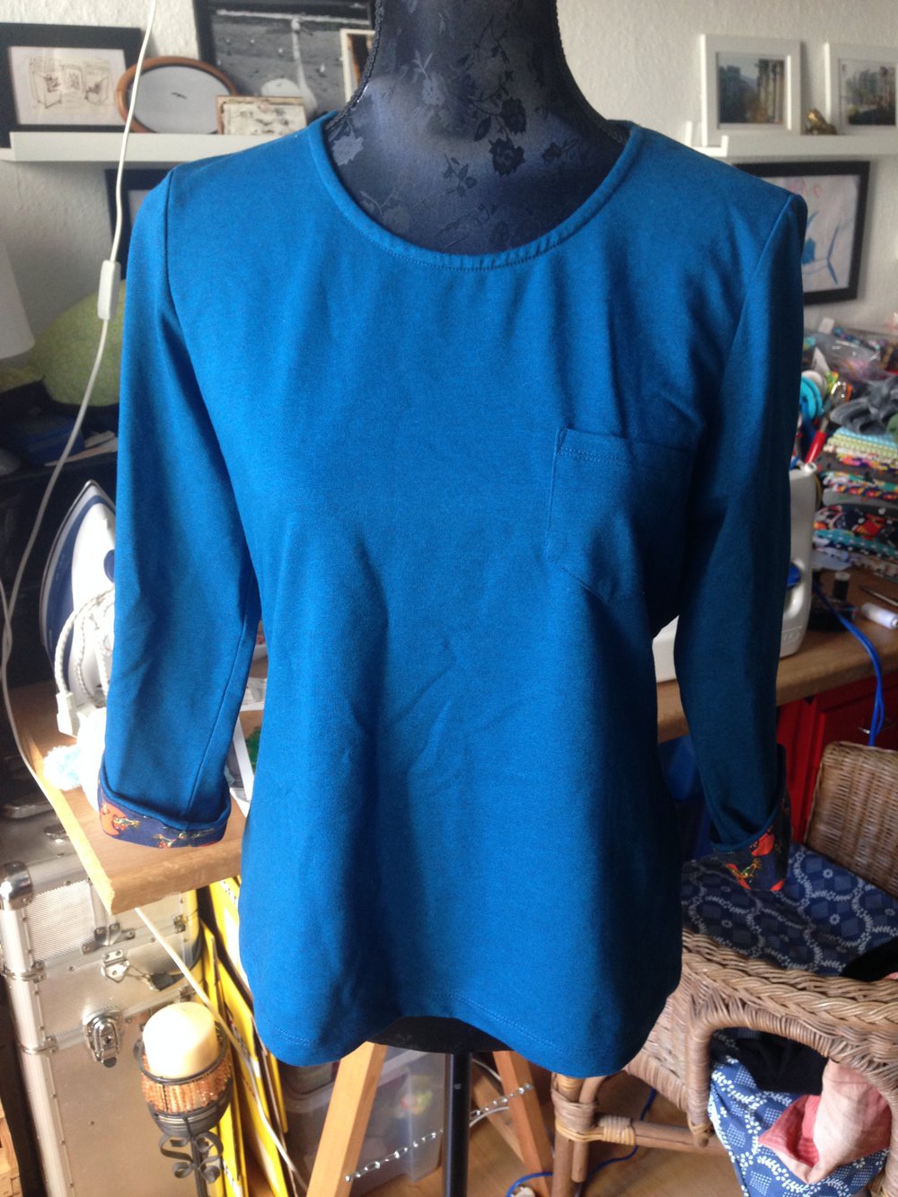 blaues Shirt mit krempel Ärmeln von Who that Girl