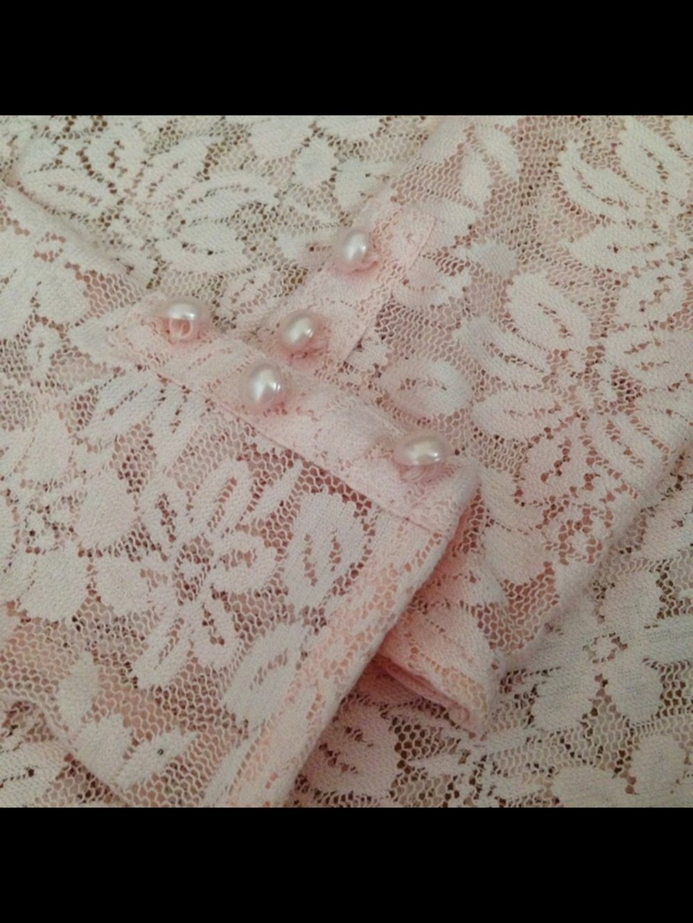 Rosanes Langarm Shirt aus Spitze