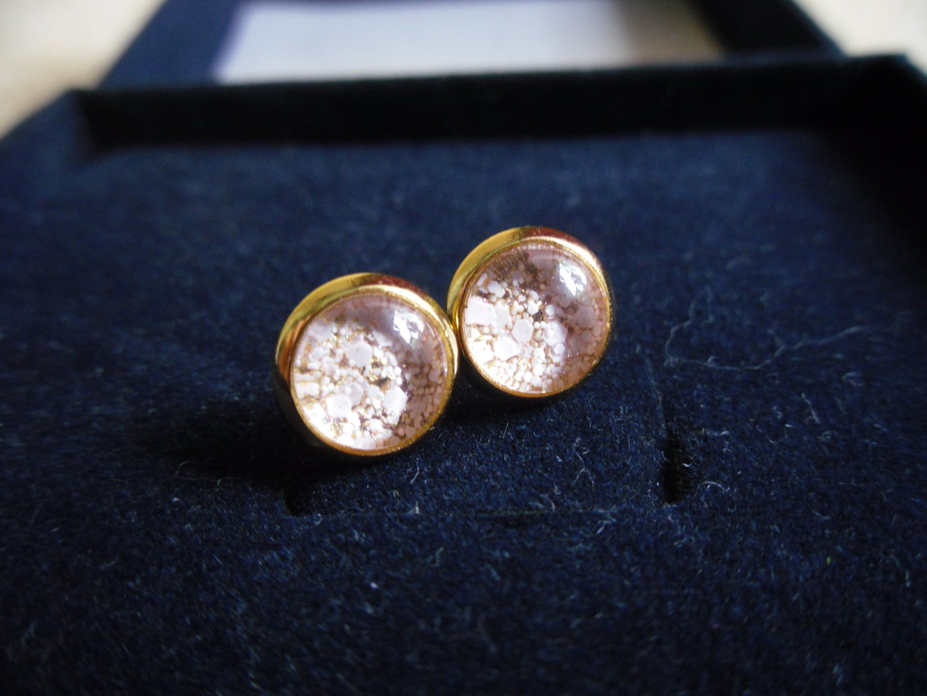 Cabochon-Ohrstecker zart rosa glitzernd 