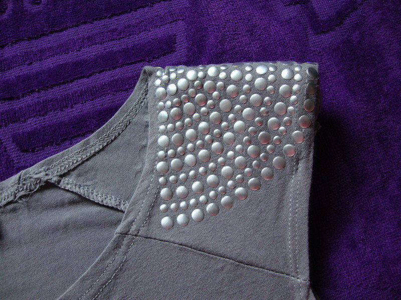 Oberteil mit Nieten auf den Schultern