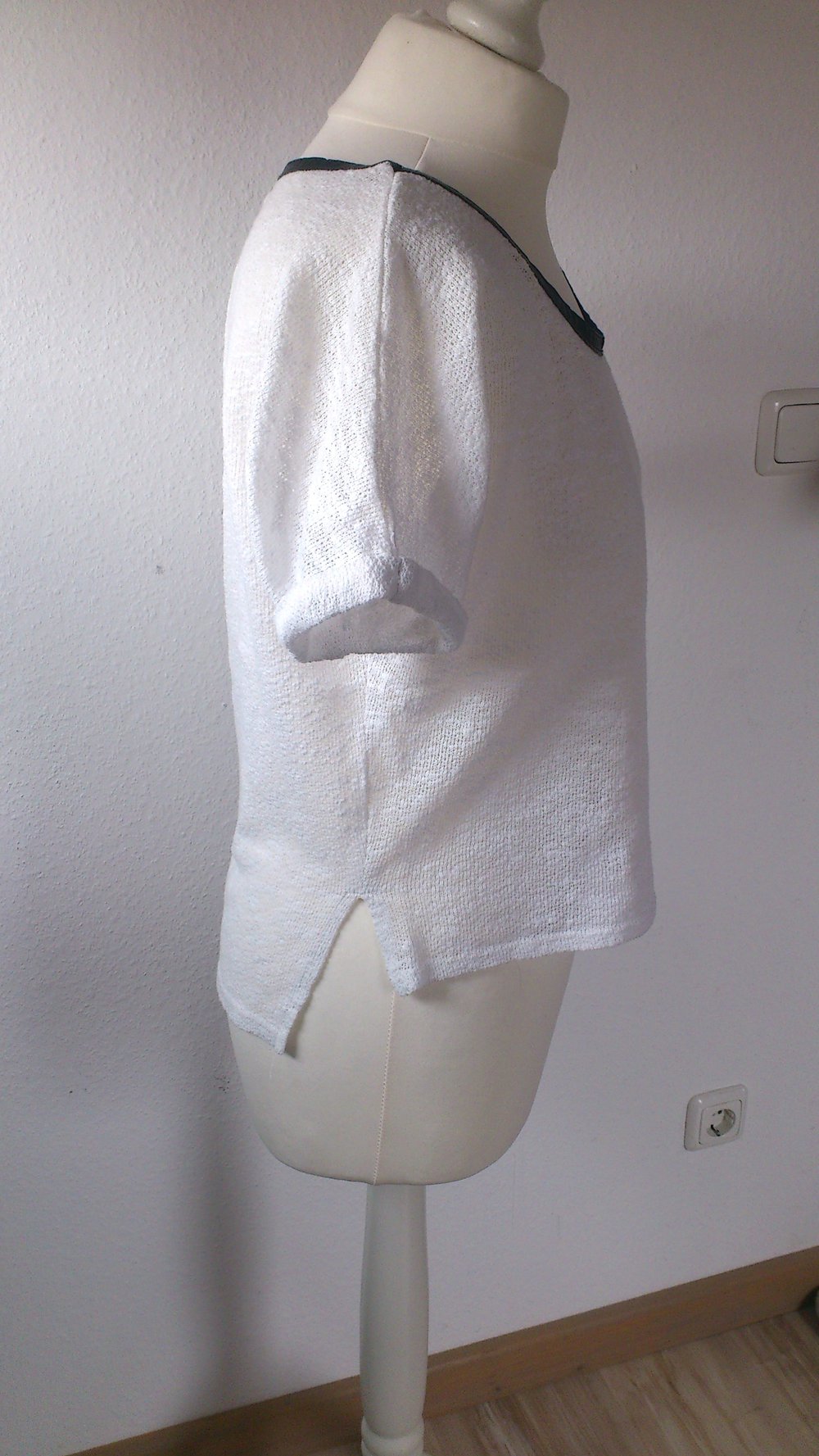 Weißes Oversize-T-Shirt mit Kunstleder / Fakerleder Kragen Größe XS S