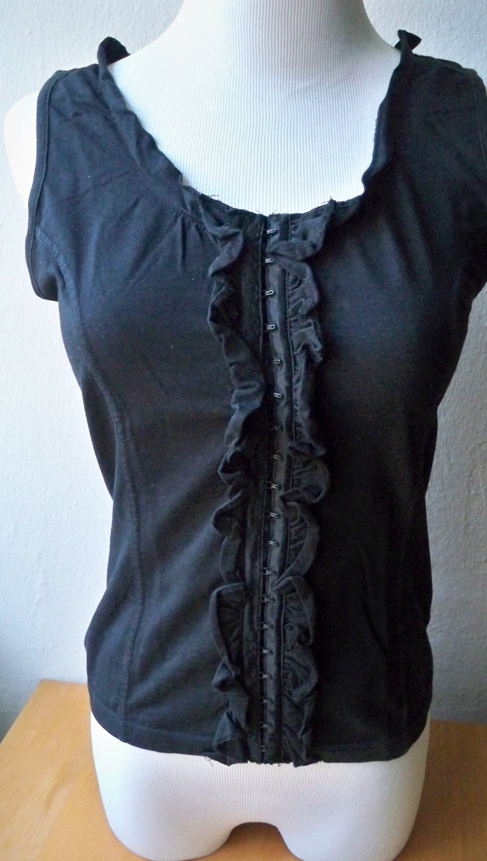 Chices schwarzes Shirt mit Rüschen !