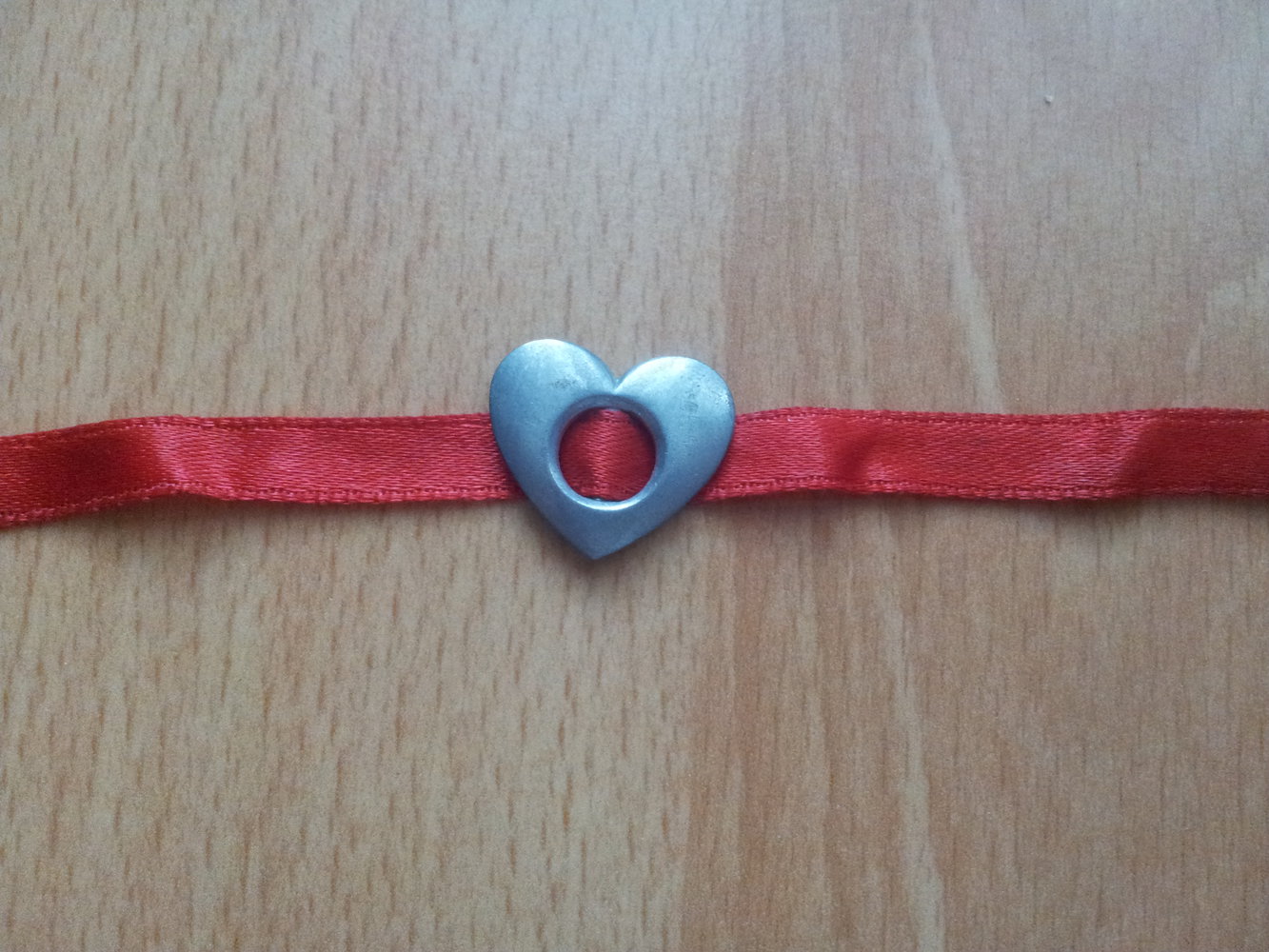 Modeschmuck Kette Kropfband rot Satin Herz Metall 