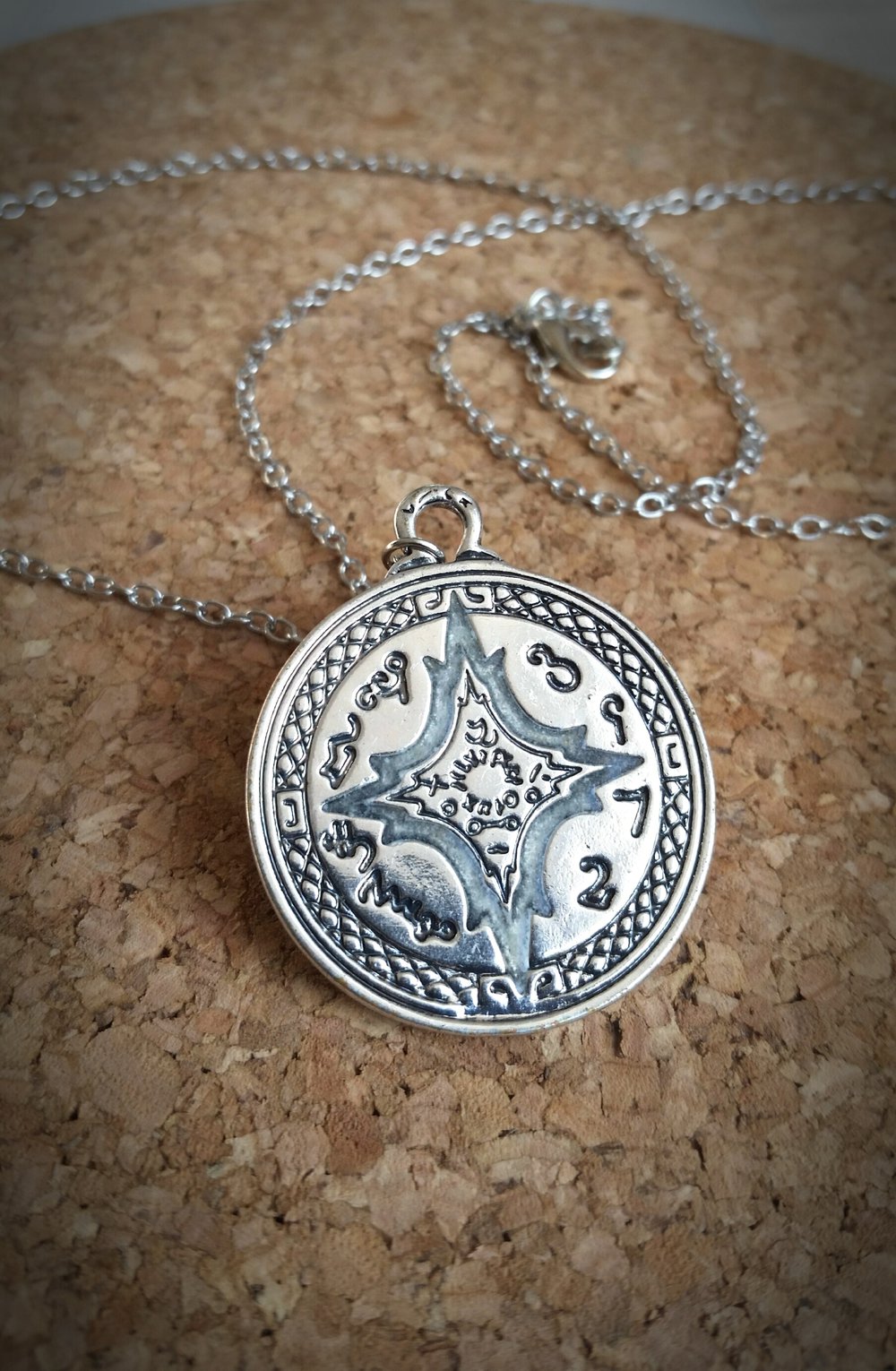 Amulett Kette silberfarben blau leuchtend glow gothic celtic Ethno goa