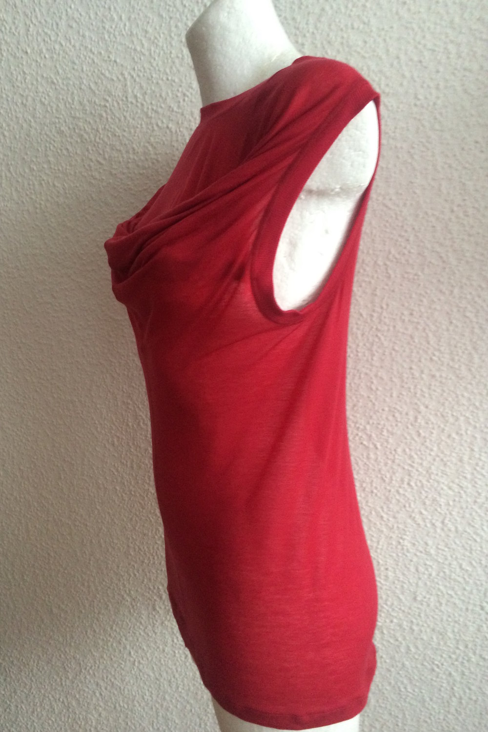 zartes Oberteil, T-shirt, Top, Rot, Viskose Jersey figurbetont und lässig, ärmelloses, Drapiertes Halsausschnitt /Décolleté