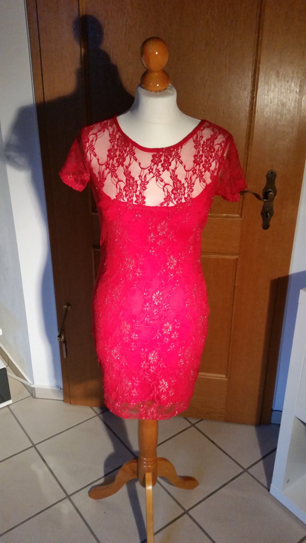 Rotes Kleid aus Spitze 