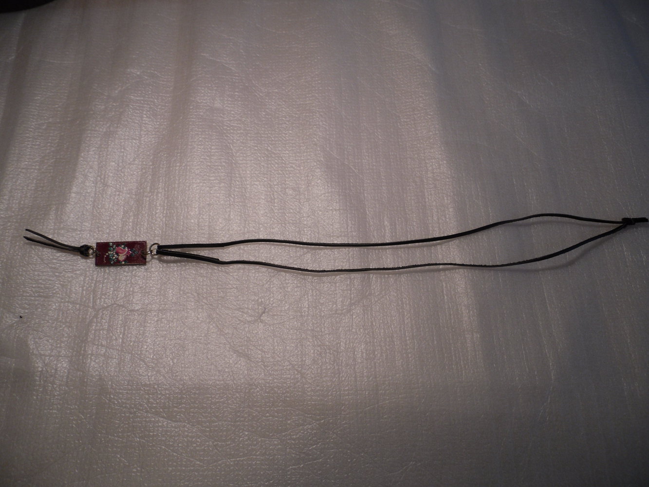 Handbemaltes Medallion mit Lederband