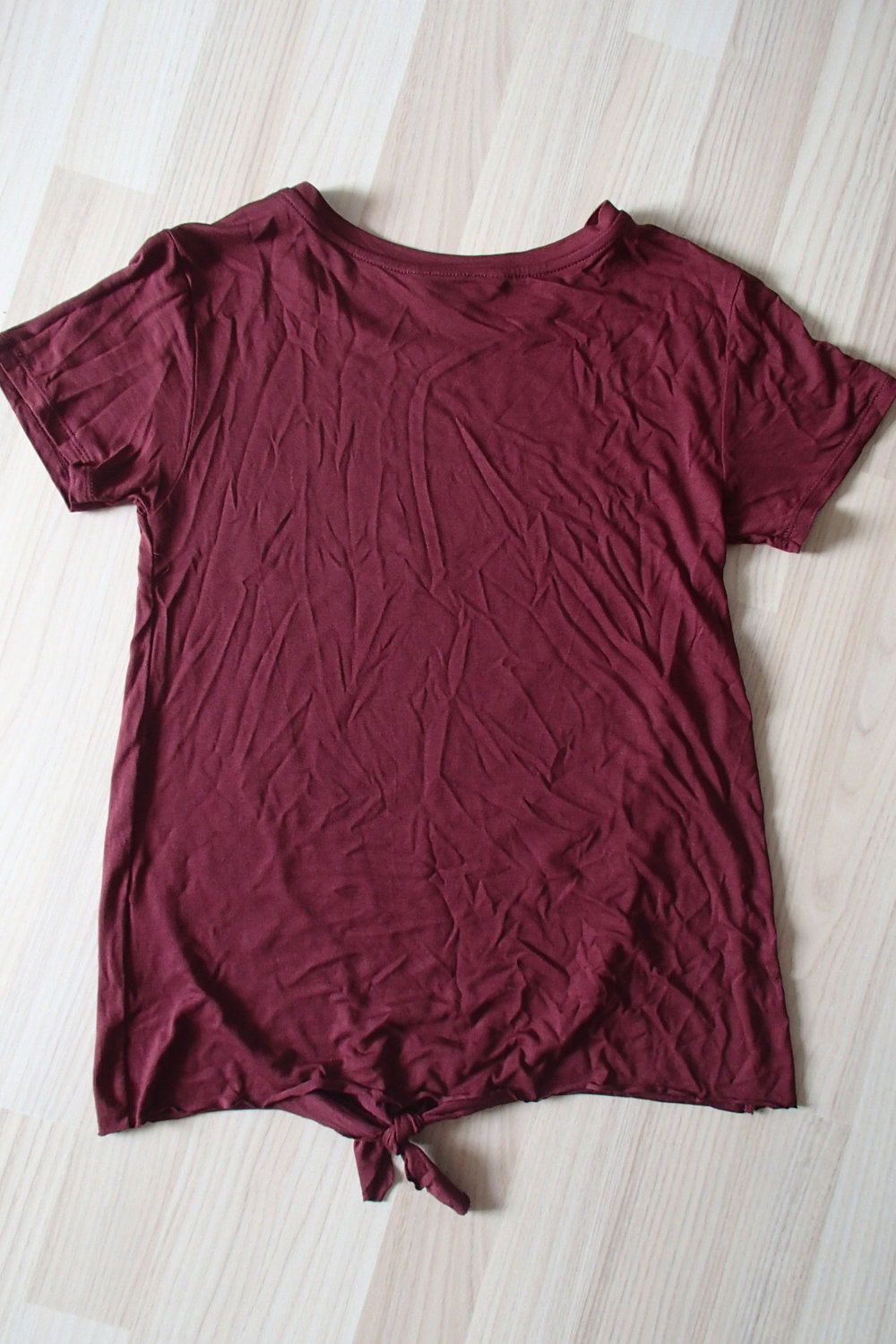 Bordeauxrotes T-shirt