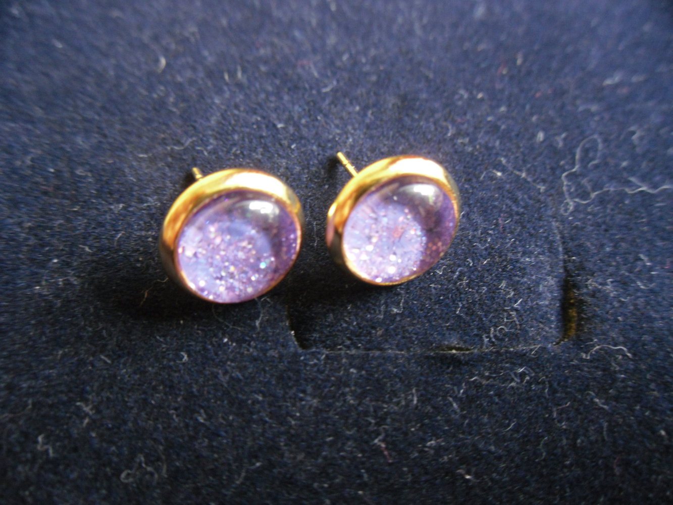 Cabochon-Ohrstecker flieder glitzernd