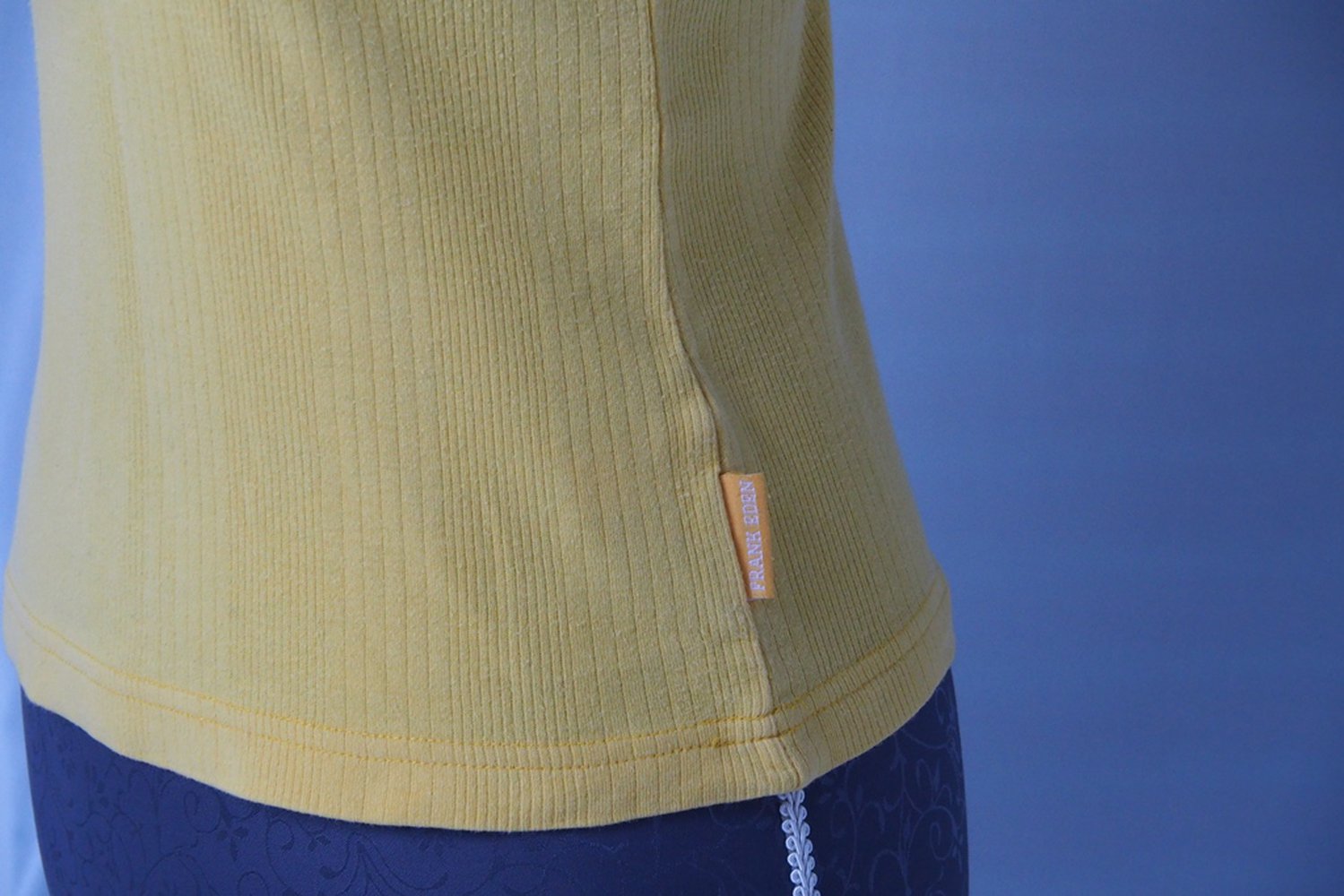 Gelbes T-Shirt mit Streifen