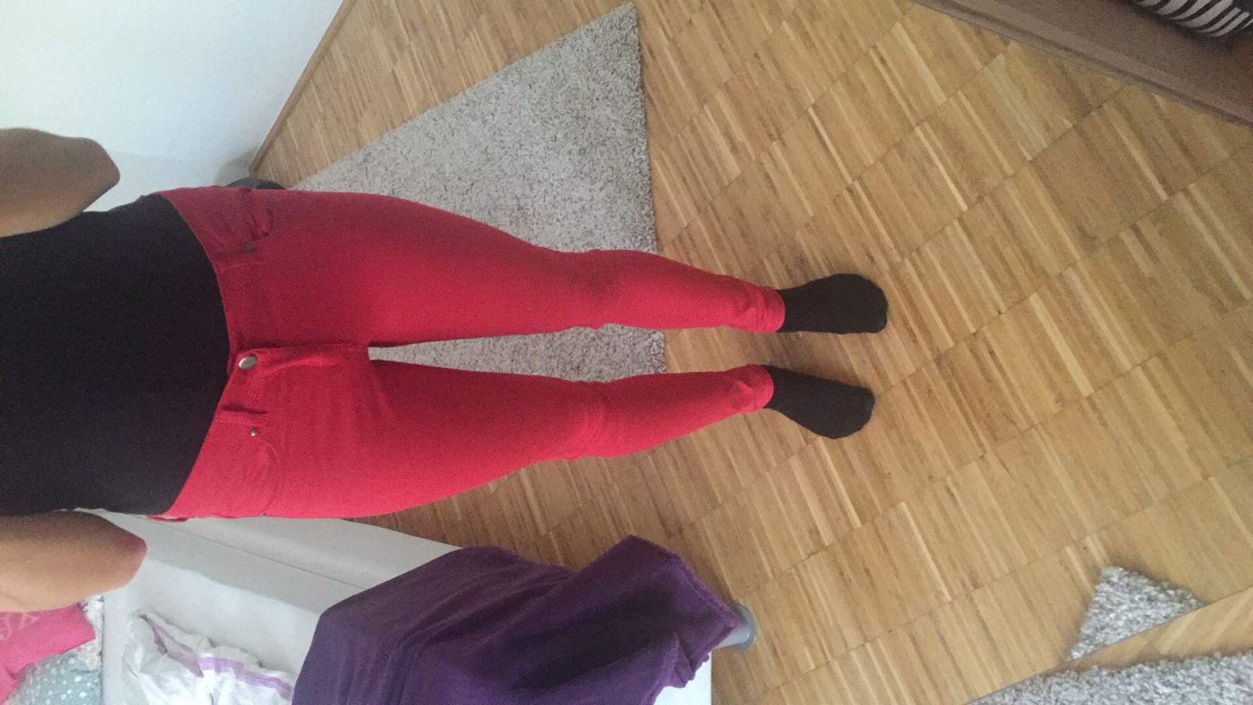 Rote enge Röhrenjeans/jeggins