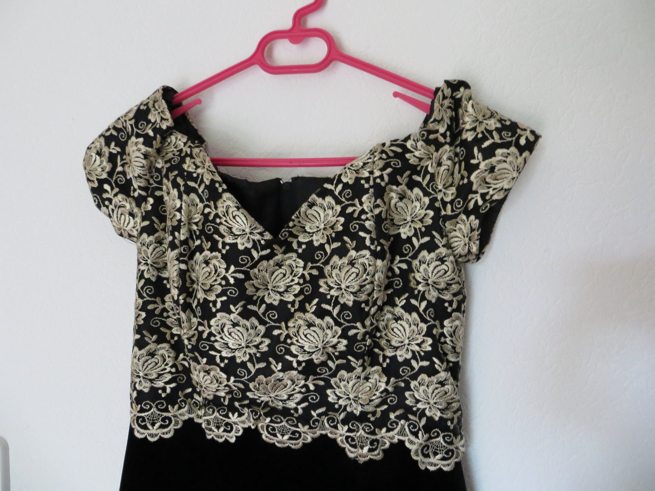 Abendkleid mit Spitze und Samt 