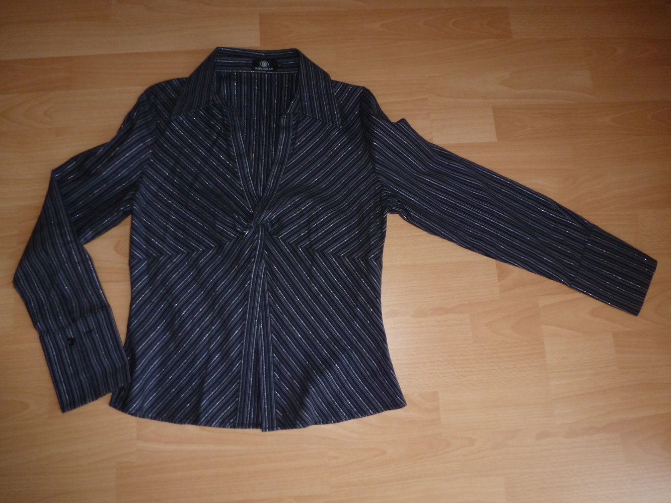 Schöne Bluse schwarz mit Nadelstreifen und V- Ausschnitt Gr. S 36/38