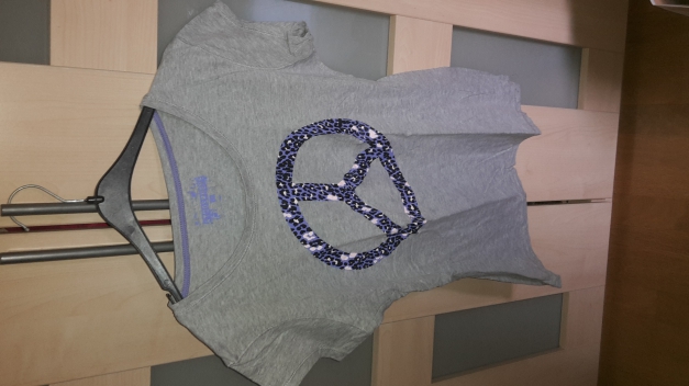 Graues t-shirt  mit  peace