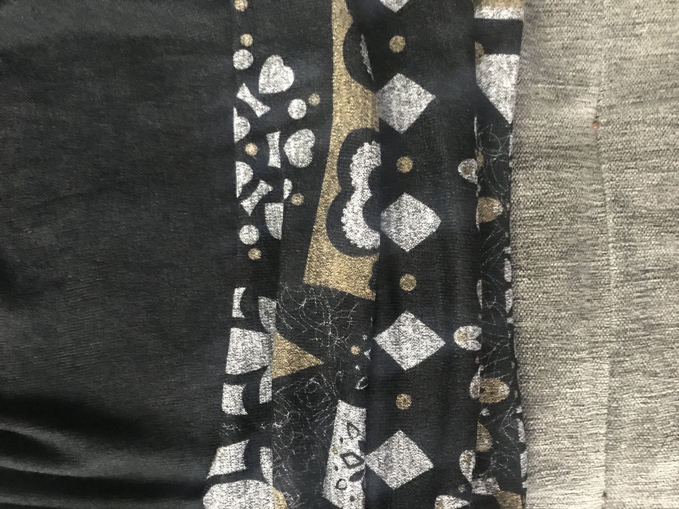 Moderner Off-Shoulder Pullover von Desigual: Gris Gr. S schwarz, grau, Offshoulder, schulterfrei, leicht, neu, Original, feminin, Blumenmuster im Kragen