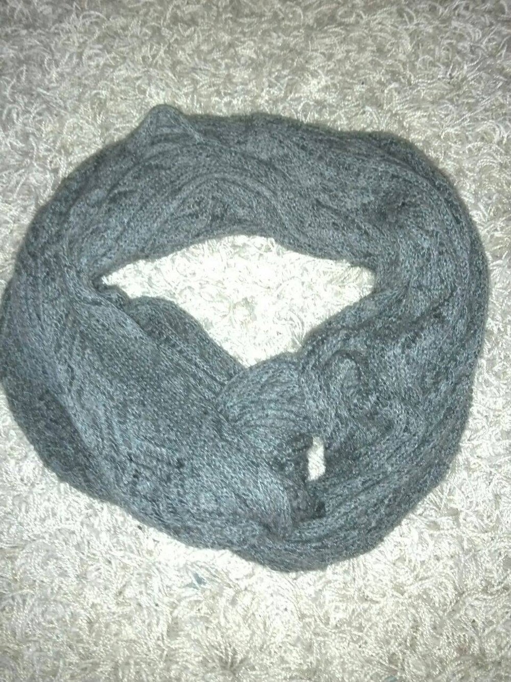 Grauer Schlauchschal von H&M