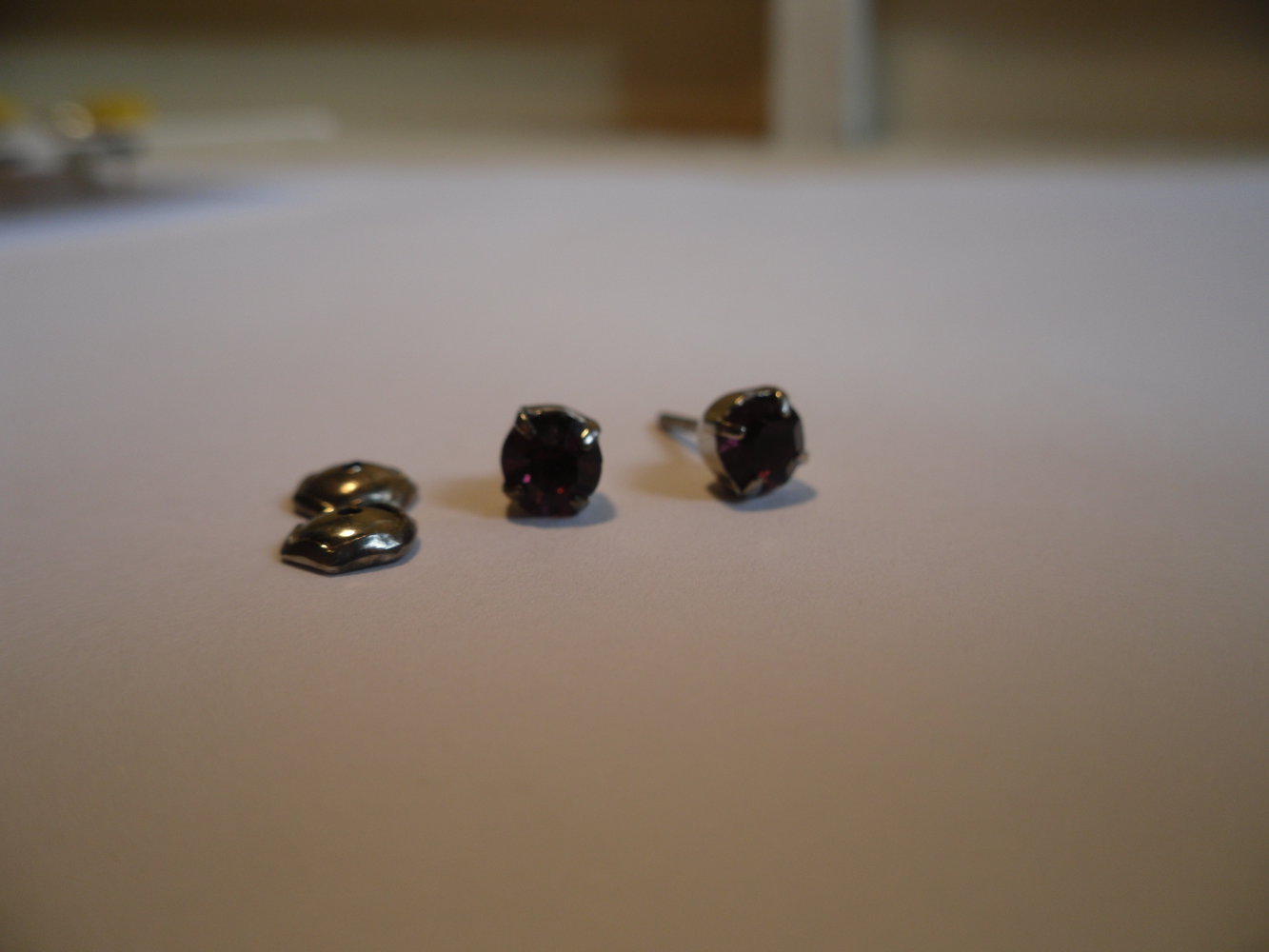 Silberfarbene Ohrstecker mit viollettem Strassstein