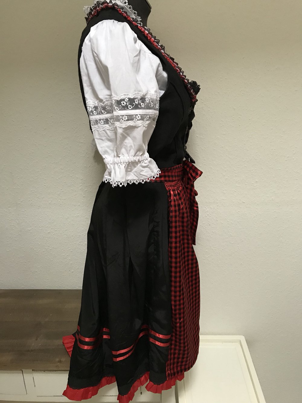 Wunderschönes Dirndl und schwarz -optional mit der Bluse-!