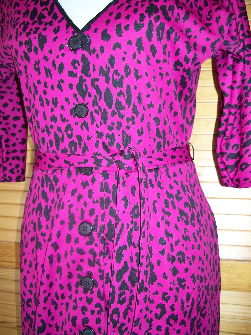 VINTAGE// Knielanges 80er-Kleid mit Leo-Muster pink/ schwarz Gr. 36/ 38