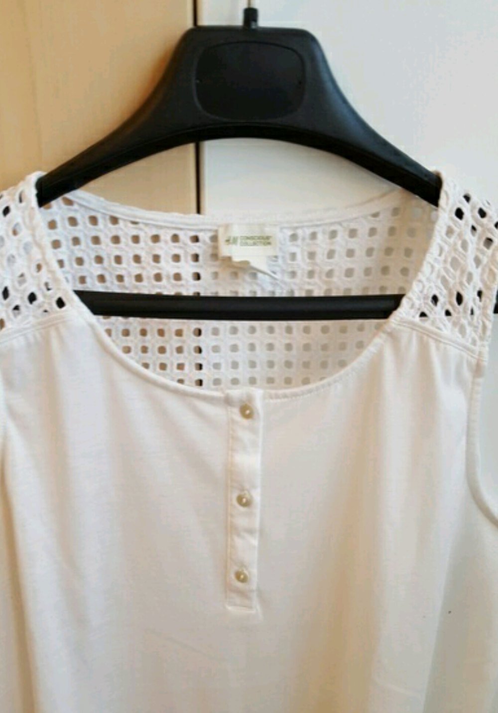 Weißes Top mit Verzierung 