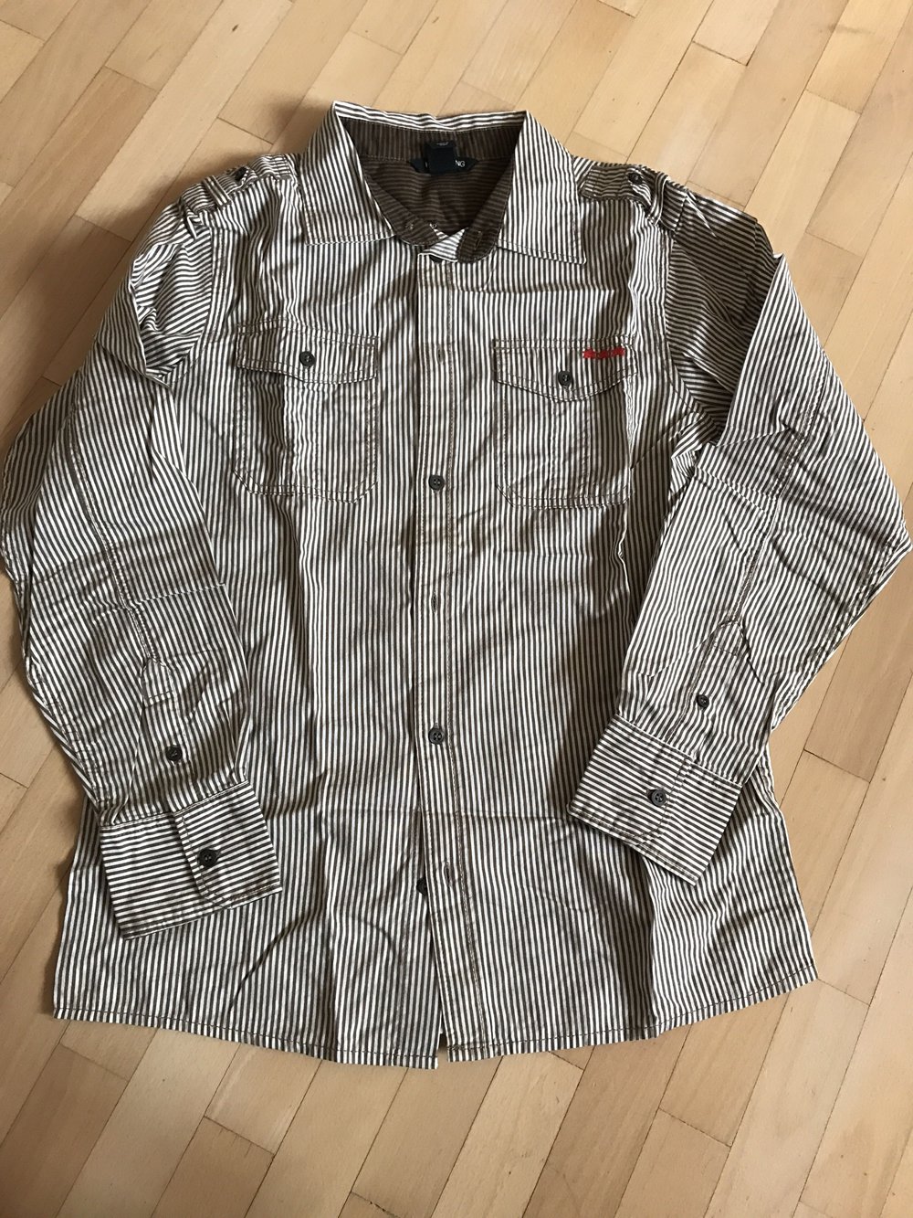 Braun/beige gestreiftes Hemd mit Applikation am Rücken