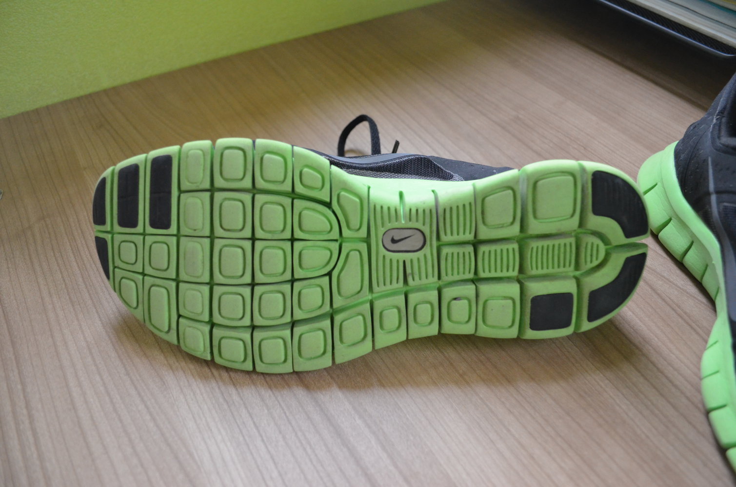 Schwarz grüne Nike Free