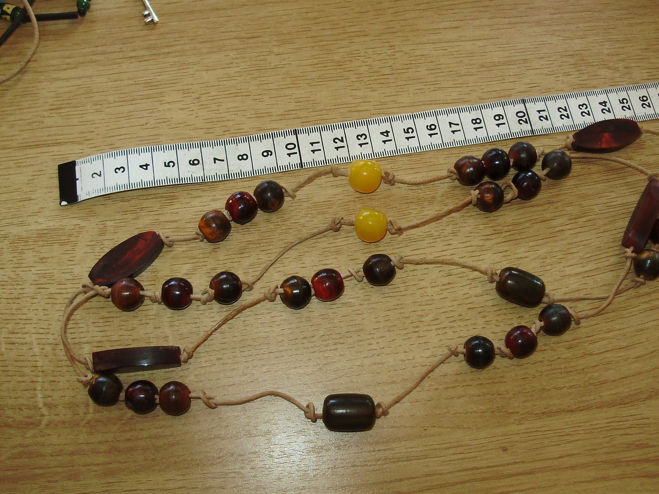 Kette lang Lederband verschiedene Perlen braun gelb 112 cm