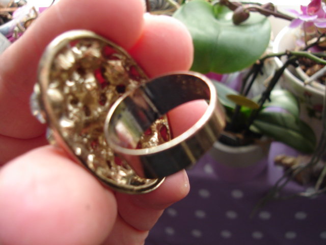 Schöner Ring god mit rosa und weißen Steinchen 