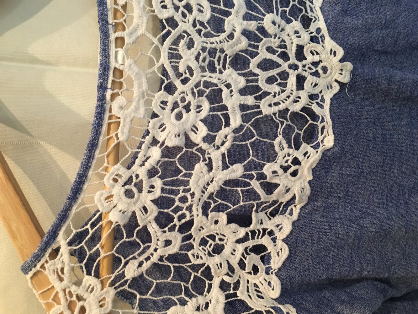 Blau weißes Shirt mit Spitze am Rücken