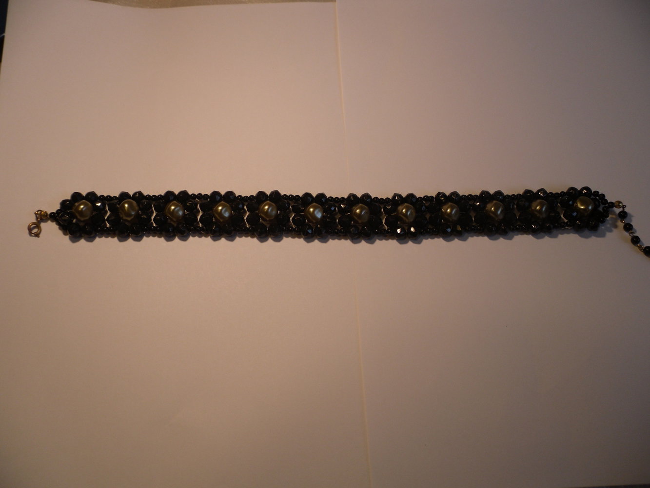 Schwarzes Halsband / Halskette mit grüngoldenen Perlen