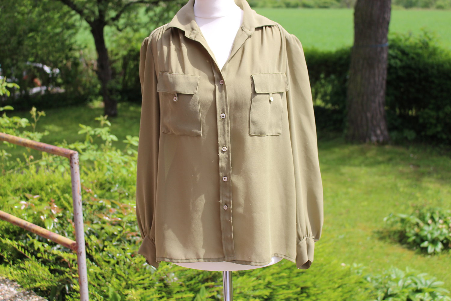 Khakifarbene schöne Bluse