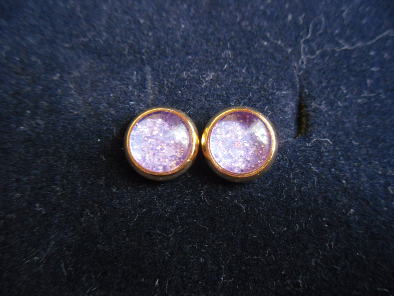 Cabochon-Ohrstecker flieder glitzernd