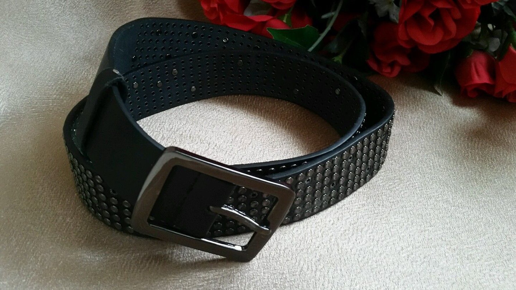 ******** LEDERGÜRTEL MIT NIETEN + NUR 5 €  ********