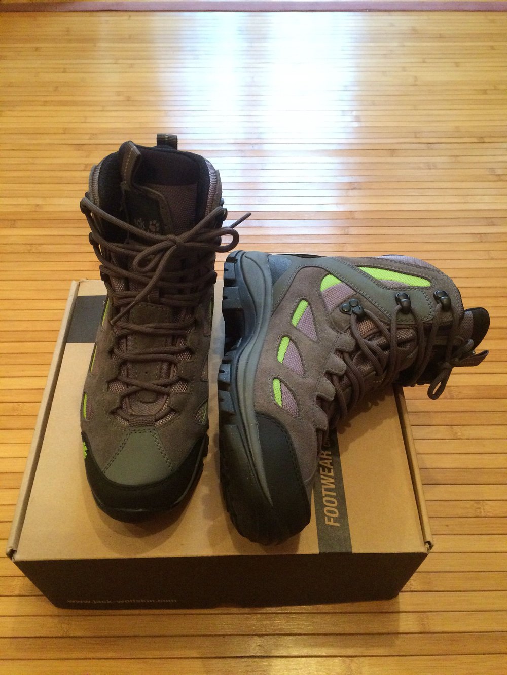 Jack Wolfskin Snow Pass TP.  38 OVP grau-grün Wanderschuhe Outdoor Schuhe

Jack Wolfskin SNOW PASS TP. Wetterfester Outdoorschuh aus Veloursleder mit wasserabweisender und atmungsaktiver Texapore 03-Membran; mit gutem Abrollverhalten und starker Dämp