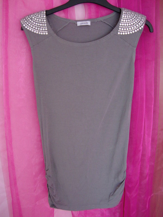 Oberteil mit Nieten auf den Schultern