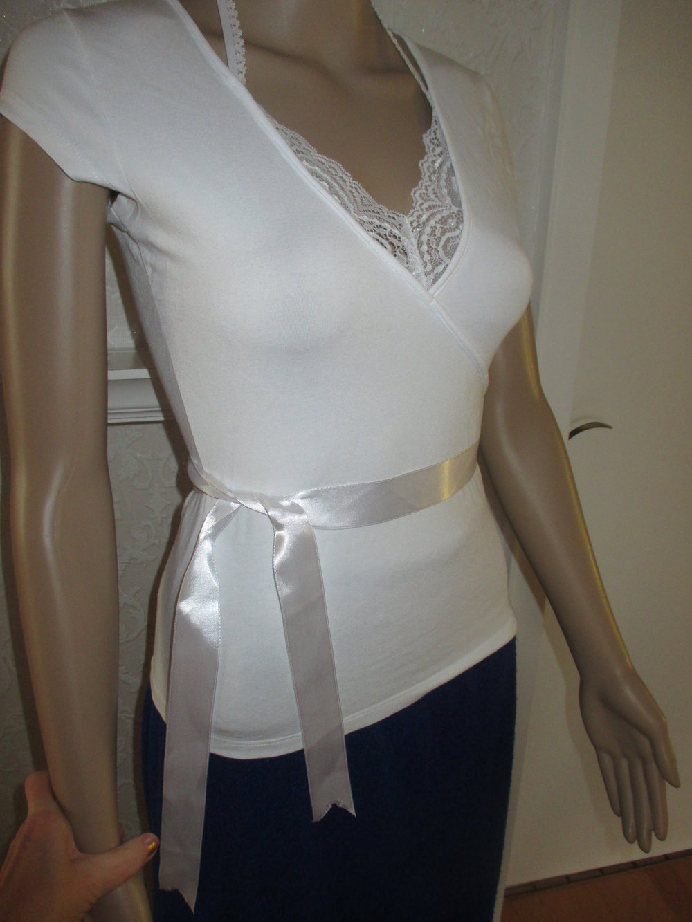 NEU Wickel- Optik Lace- Spitzen und Satin Schleife Neckholder Bodycon T- Shirt Gr. 34- 36/ XS- S weiß