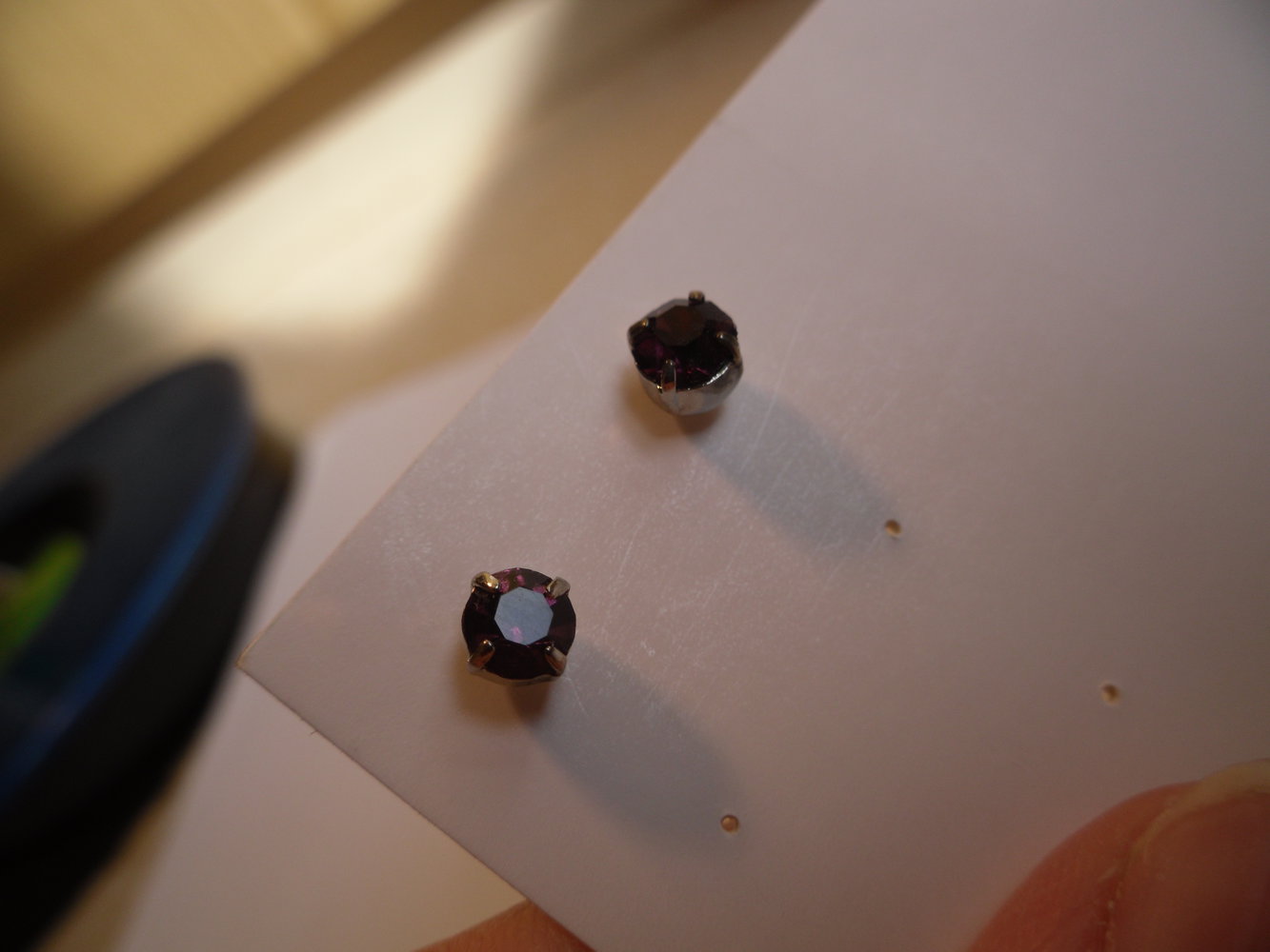 Silberfarbene Ohrstecker mit viollettem Strassstein