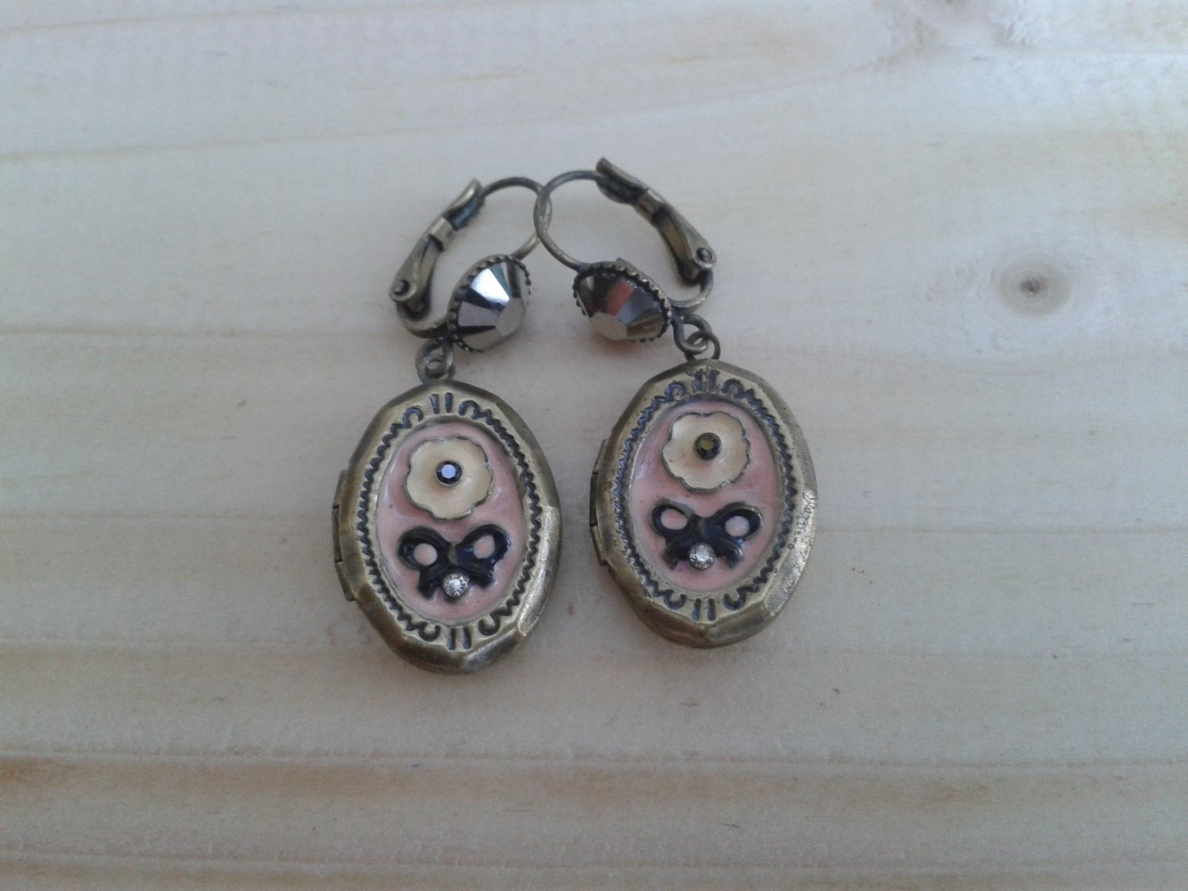 KONPLOTT süße Medaillon-Ohrringe