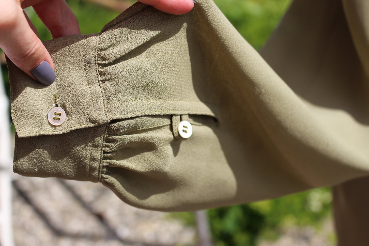 Khakifarbene schöne Bluse