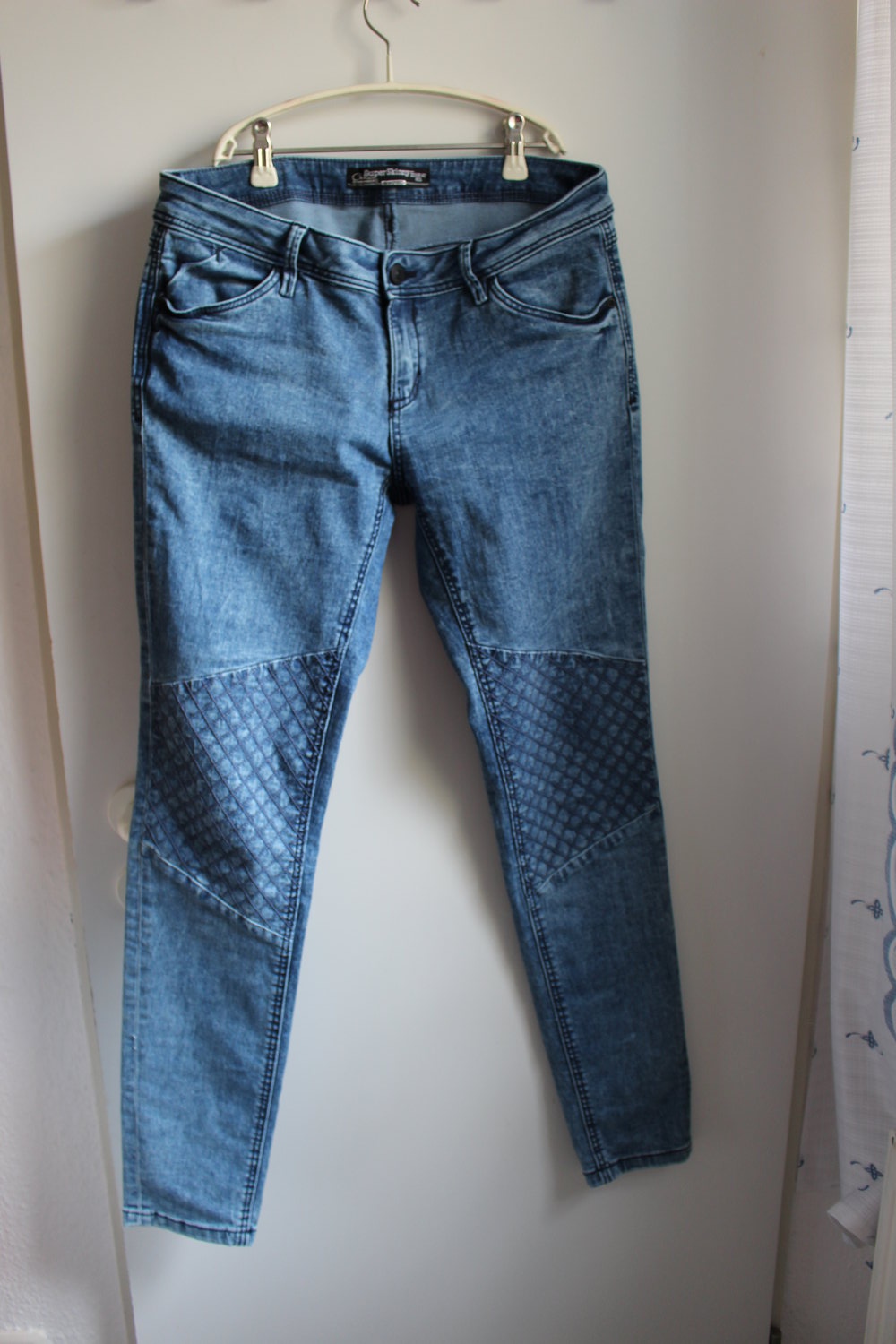 148. Neue Röhrenjeans, blau, Gr. 40