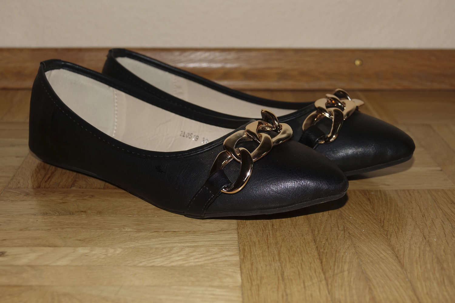 Schicke schwarze Ballerinas mit Goldschnalle