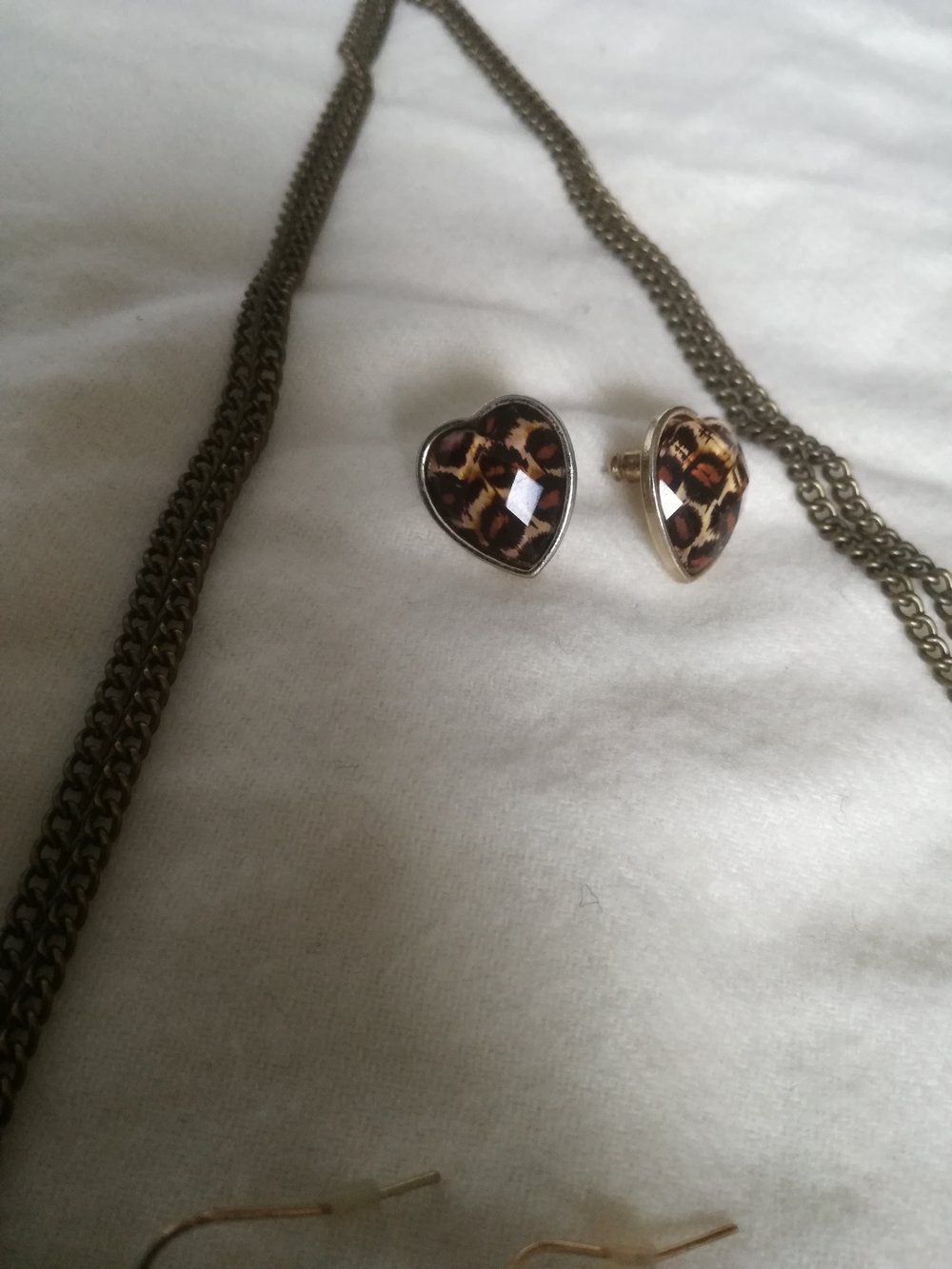 Set bestehend aus Kette, Ohrstecker und Hängeohrringen