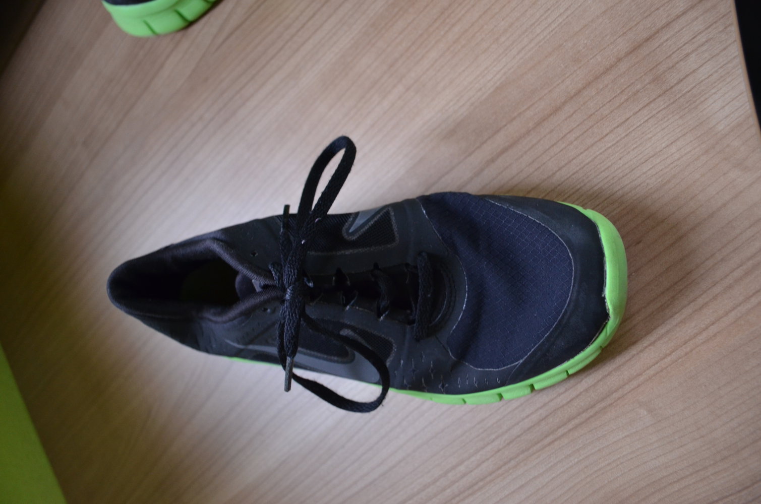 Schwarz grüne Nike Free