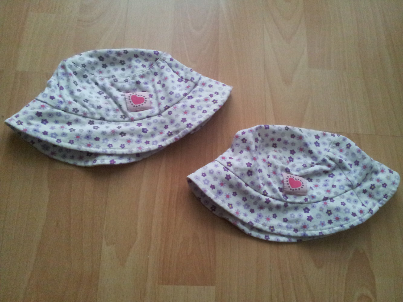 2x Schlappmützen Sommermützen Blumen Zwillinge