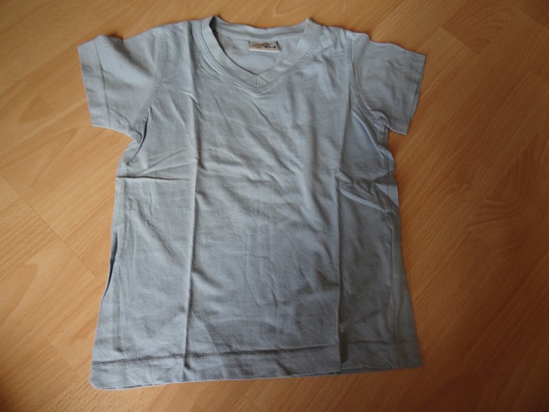 Hellblaues T-Shirt mi V-Ausschnitt Gr. 116