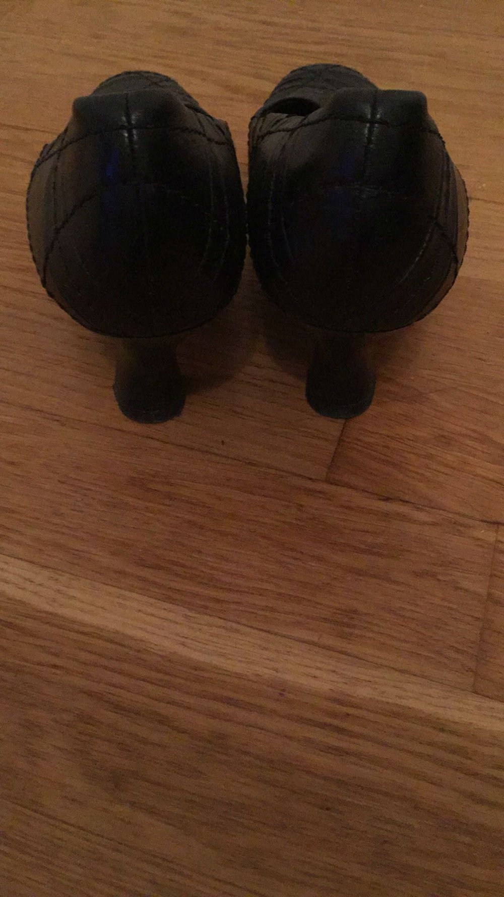 Schwarze Pumps mit Muster