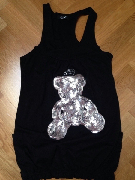 schwarzes Top mit Teddyaufdruck