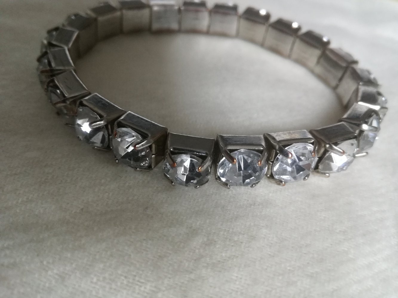 Hübsches Armband mit Steinchen